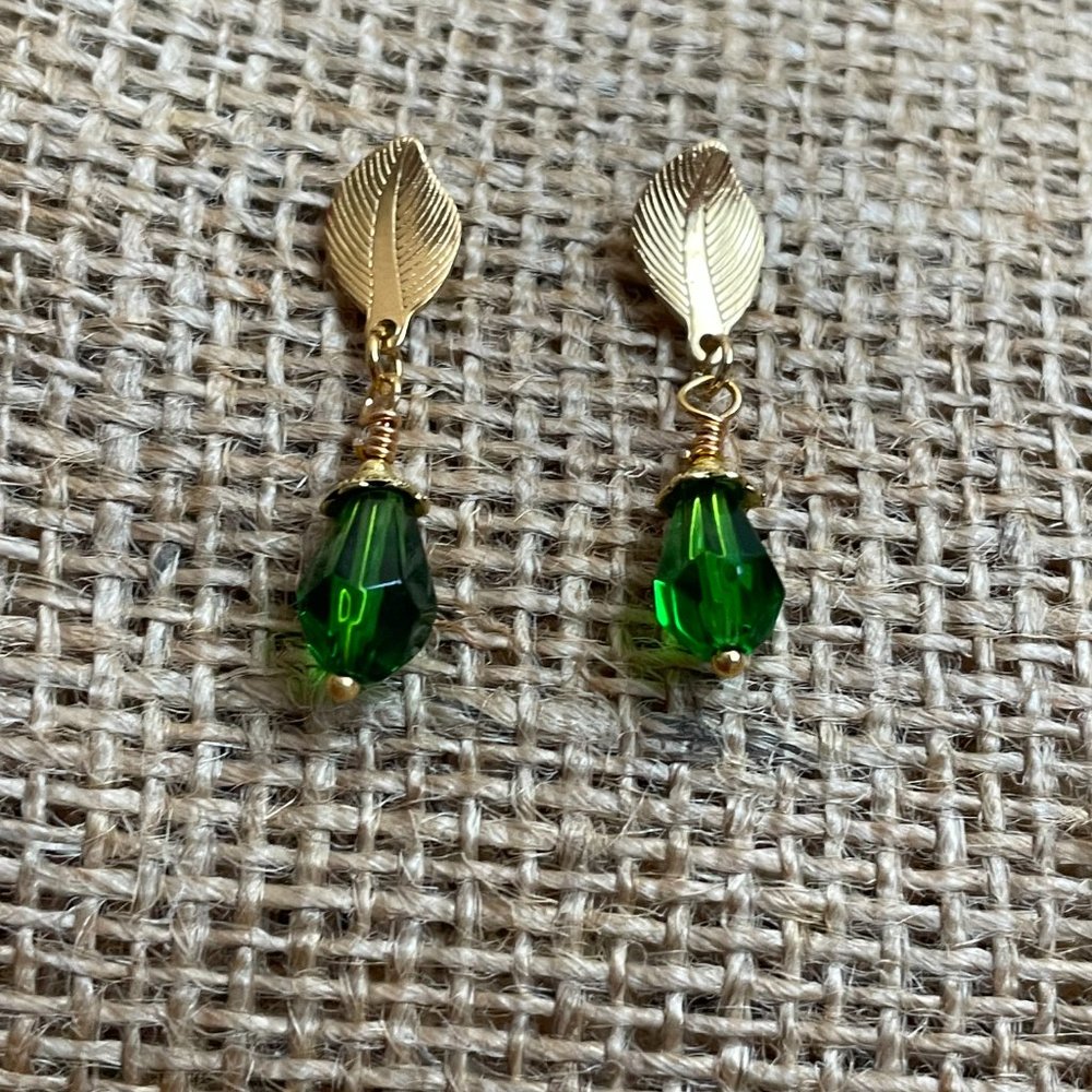 Artisan Dainty Leafy Crystal Gold Plated Dangle Earrings 1 ¼” NWOT